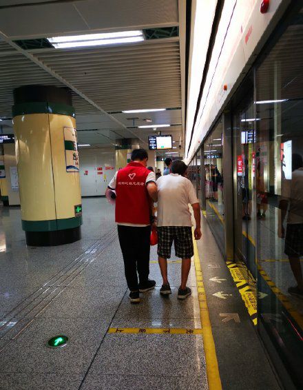 成都的地铁真的很有氛围感,成都的地铁有多浪漫