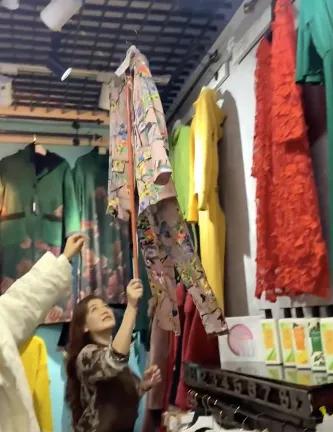 为了暴打凡尔赛文学,年轻人涌入菜场买衣服