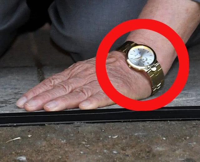 “引爆”韩国疫情后“新天地”教主首次露面，跪地表示道歉