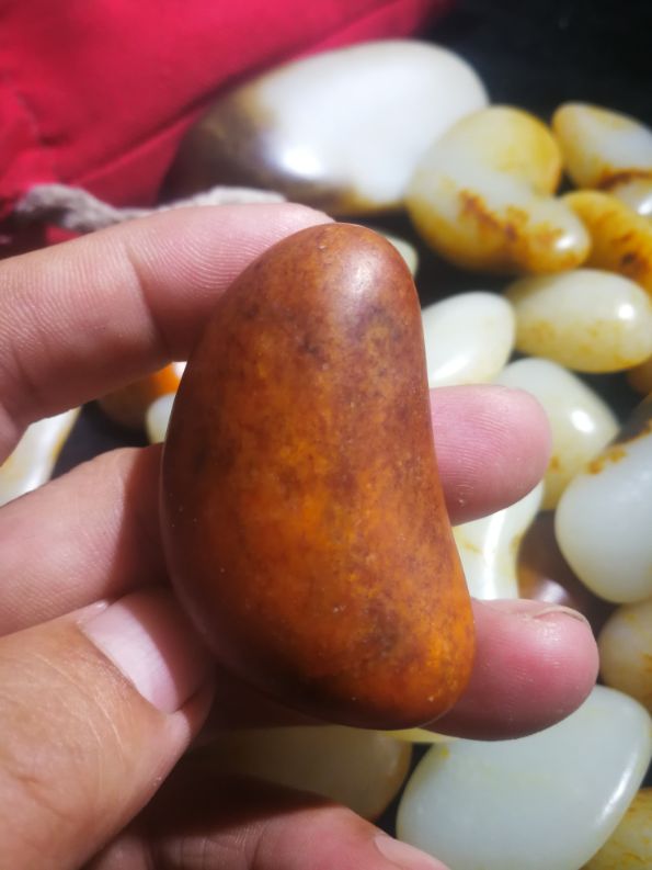 和田玉农盼望主播去村里直播帮忙出籽。