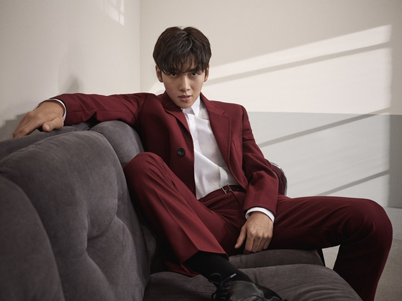 池昌旭黑色冲锋衣,池昌旭纯黑西装