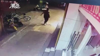 男子当街踢死小猫后续上海,小猫被小男孩虐待暴打