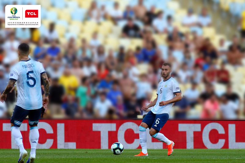 别老盯着各路球星，TCL把美洲杯足球赛的激情带到了机场