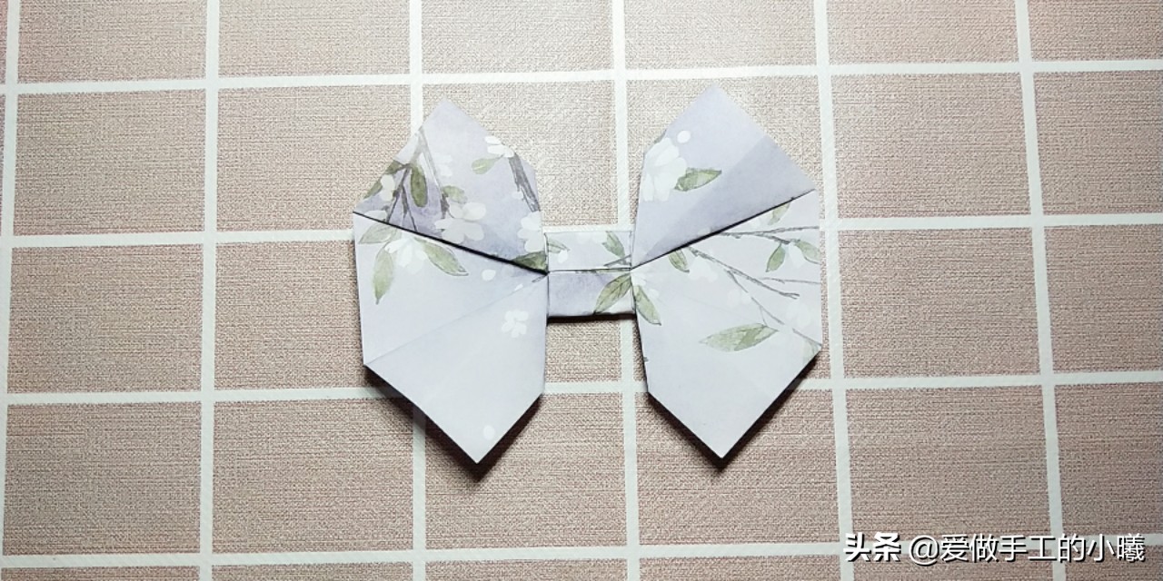 儿童折纸简单手工幼儿园蝴蝶结,蝴蝶结手工折纸超简单正方形纸