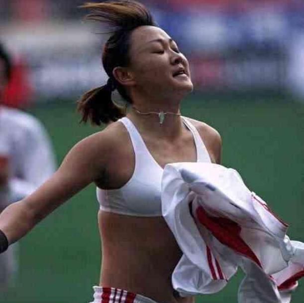 中国女足队长6块腹肌引围观,中国女足秀腹肌白斩鸡