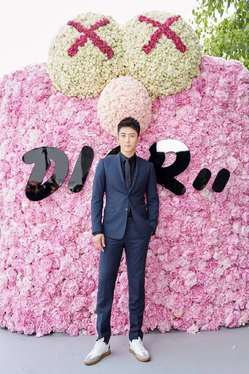 小白鞋撞鞋率很高？不妨试试这个复古时髦的款式，时装精也在穿