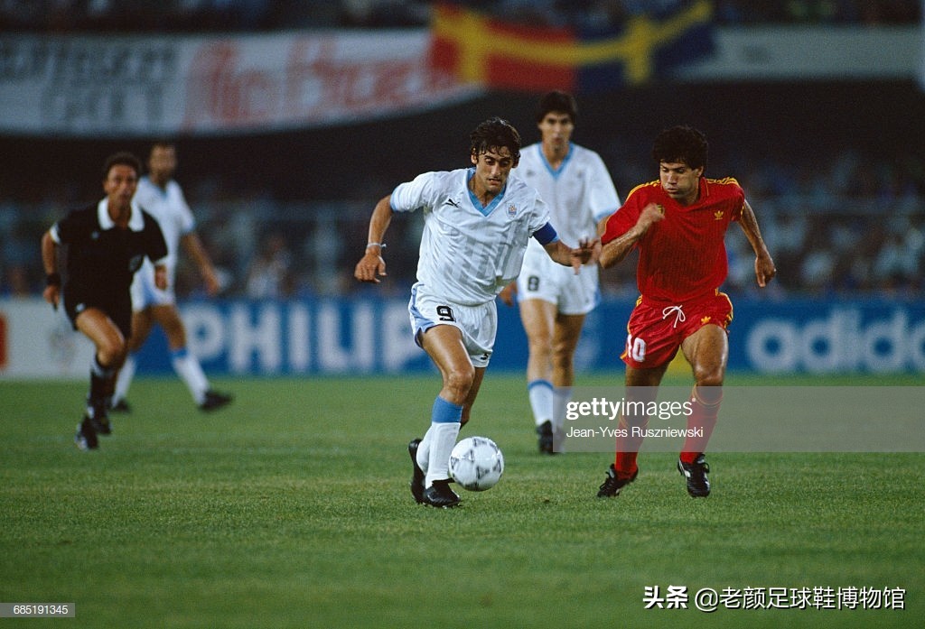 第一个穿白球鞋的球星,马拉多纳南非世界杯场边秀脚法