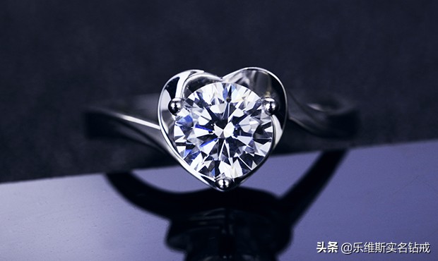 钻戒买什么牌子的好性价比最高 (钻戒买什么牌子的性价比比较高的)