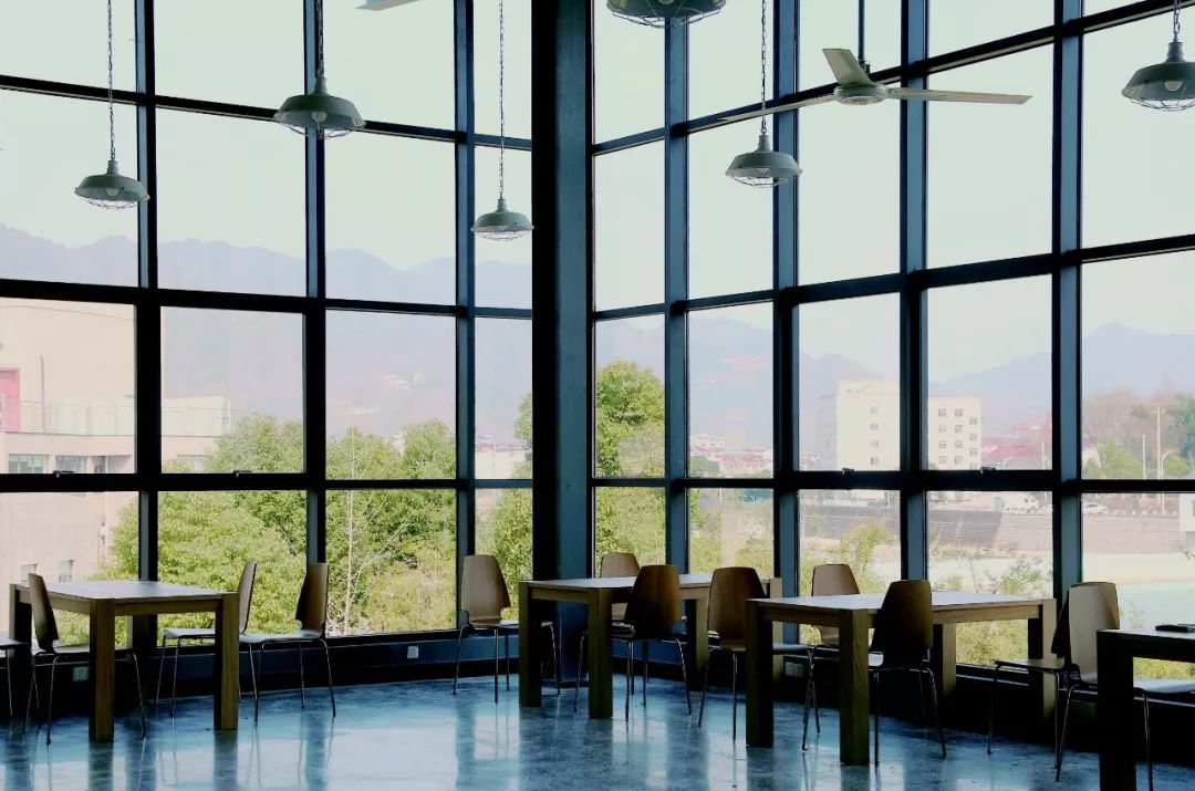 在只有KTV和麻将馆的县城里建一座图书馆,他们坚持了8年