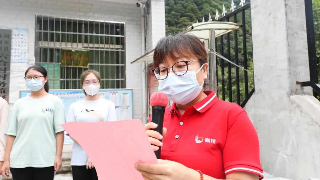 西安鹏翔驾校远赴秦岭山区资助今年考上大学的贫困学子