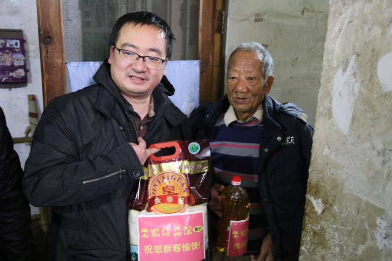 浓情腊八节辖区单位慰问环卫工,社区开展腊八节关爱空巢老人活动