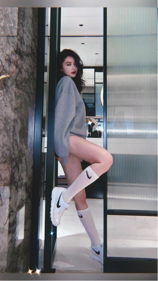 白色t恤尽显优美马甲线，可爱女孩方圆，让运动成为生活中的习惯