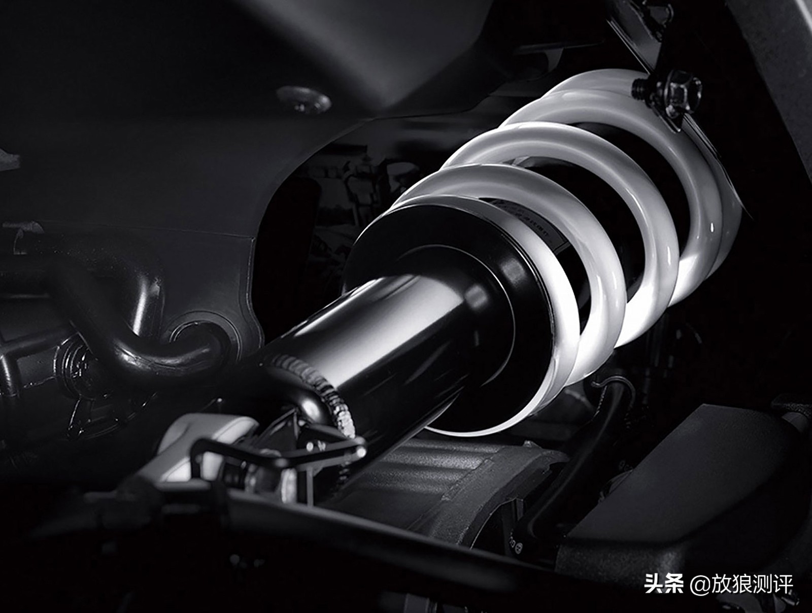 雅马哈force155综评，踏板摩托里的铁血战士，遍布全身的运动气息