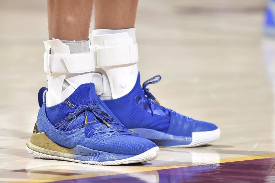 WEN赛场：Curry5助萌神*杀屠**速贷中心威少上脚签名战靴砍大号三双