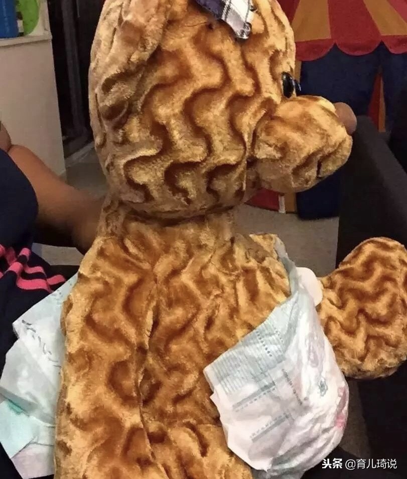 帮宝宝换尿不湿的正确方法,怎样给宝宝换尿不湿时不吐奶