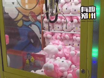 100块钱在电玩城抓娃娃,100块钱抓娃娃挑战电玩城