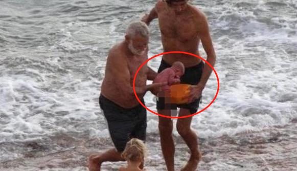 孕妈海里游泳顺便生了个娃,这位妈妈勇气让网友佩服:未来的海王