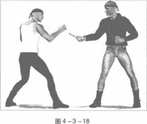 短刀进攻与防守技巧,短刀摆刺的防御与反击