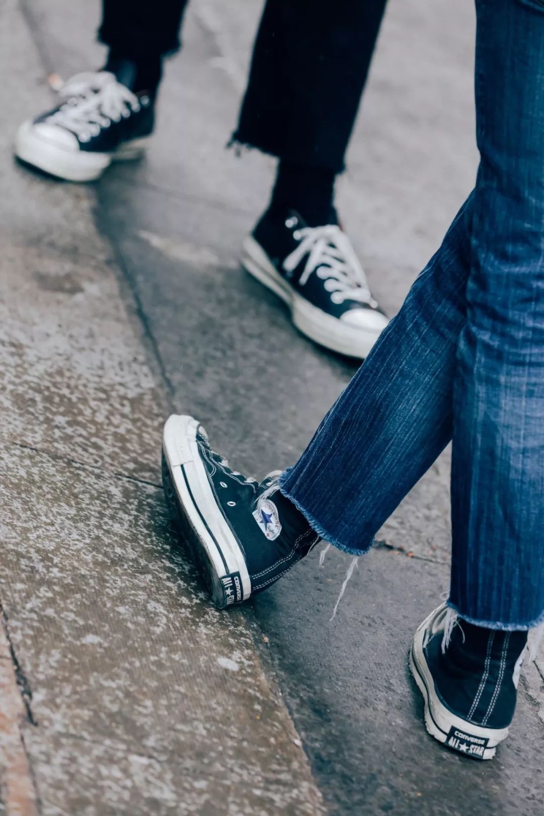 牛仔裤搭配鞋子女秋冬,秋冬怎么选牛仔裤