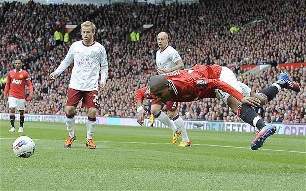 曼联老队长揭吃鸟粪开光真相,老婆孩子都嘲笑他!自曝曾拒利物浦