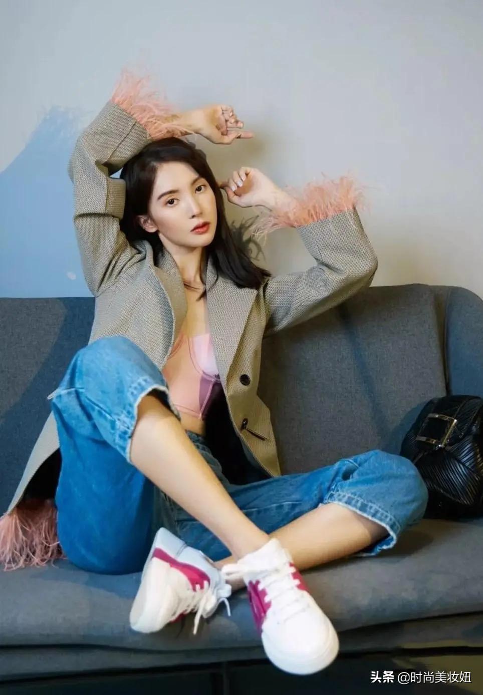 金晨穿衣搭配阔腿裤,金晨穿灰色暗格西服灰色短裤