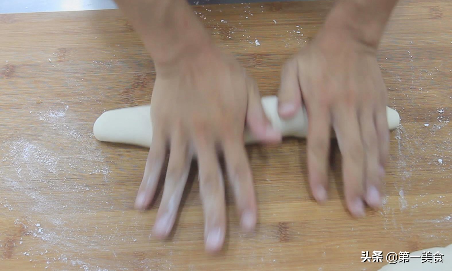 面点师麦穗水饺的包法,麦穗包子的捏法慢动作视频