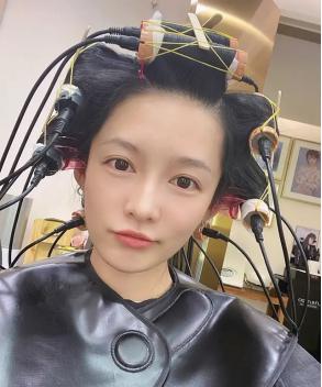 李沁鸡腿妆口红,李沁拿鸡腿涂口红