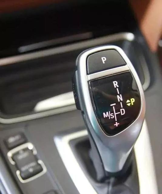 自动挡在上坡路堵车怎样行驶,自动挡路上遇上堵车