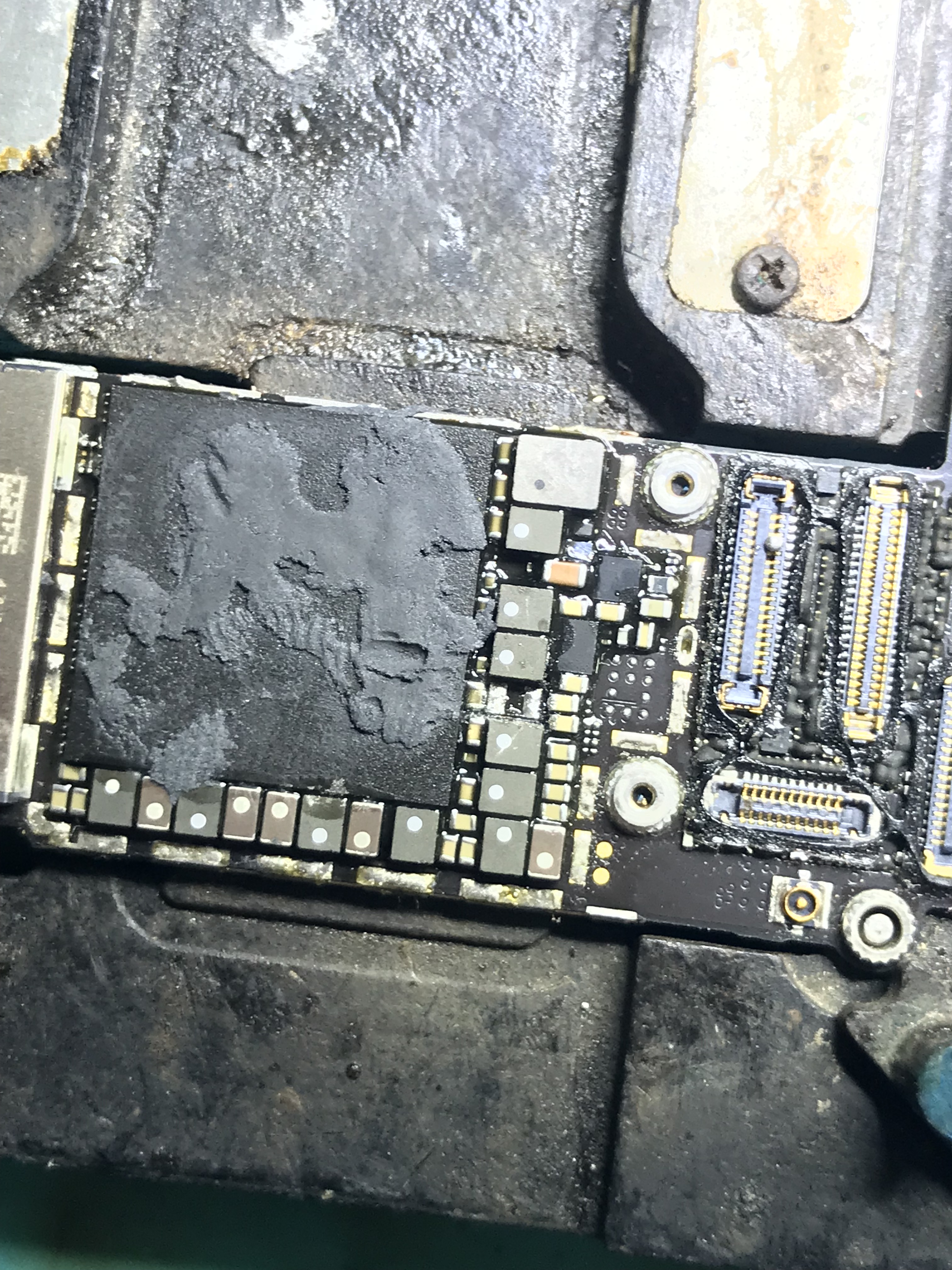 苹果6s不定时花屏重启维修