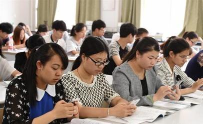 为什么大学生上课都不听课了,大学生为什么总是不愿意上课