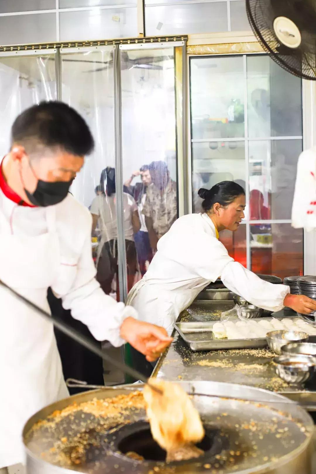 从摆摊到开店，阜阳20多年的早餐店，生意火到老板需要拿话筒喊号