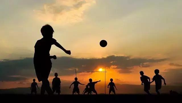 致一起踢球的兄弟们,致足球场上的老男孩