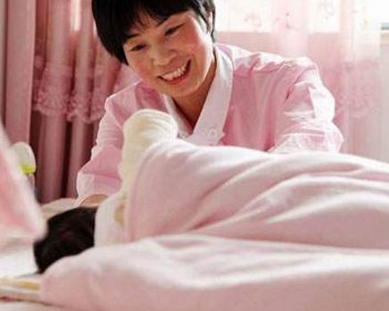 坐月子请保姆还是自己父母好,坐月子要妈妈照顾还是婆婆