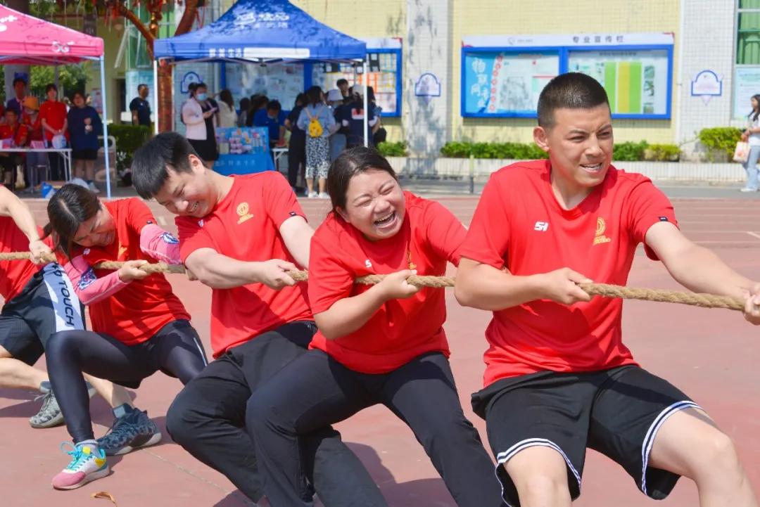 “老师,你拔河的样子真美!”“谁拍的赶紧撤!!!”