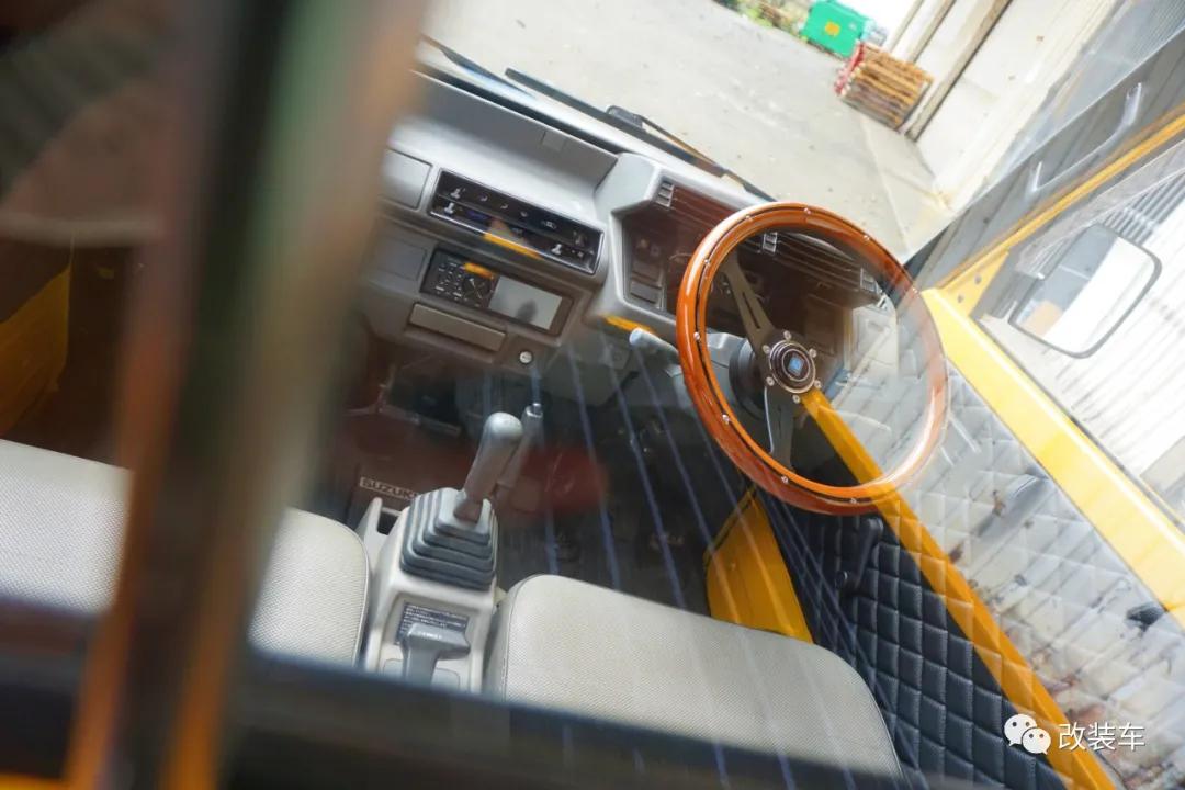 中置四驱五速手动的双门超跑，今晚我在秋名山等你