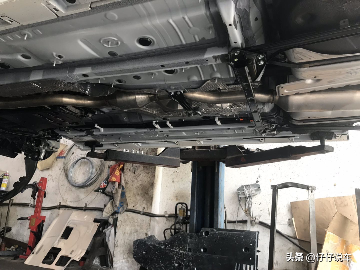 吉利帝豪新车自带底盘装甲吗,新车装底盘装甲多少钱手工费