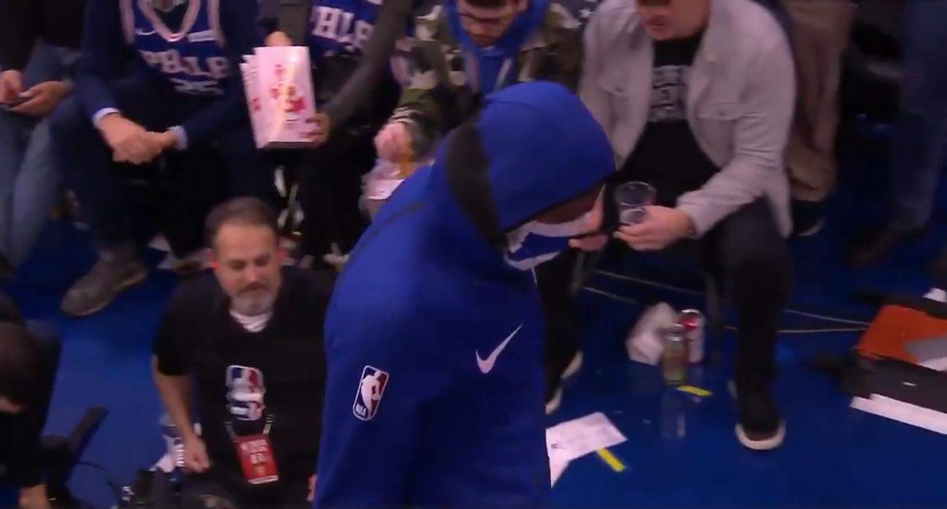 蠢萌!杜兰特忘记脸上毛巾蒙面喝水被球迷看到不好意思低头溜走