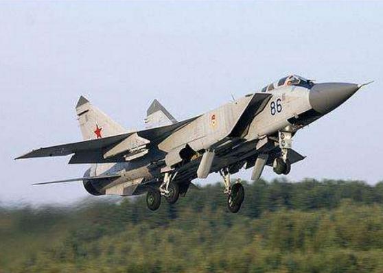 别连科驾驶米格25叛逃日本,米格25与其他飞机战斗过程