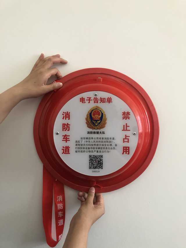 银川一宝马占用消防车道，收到一个“红色大脸盆”……