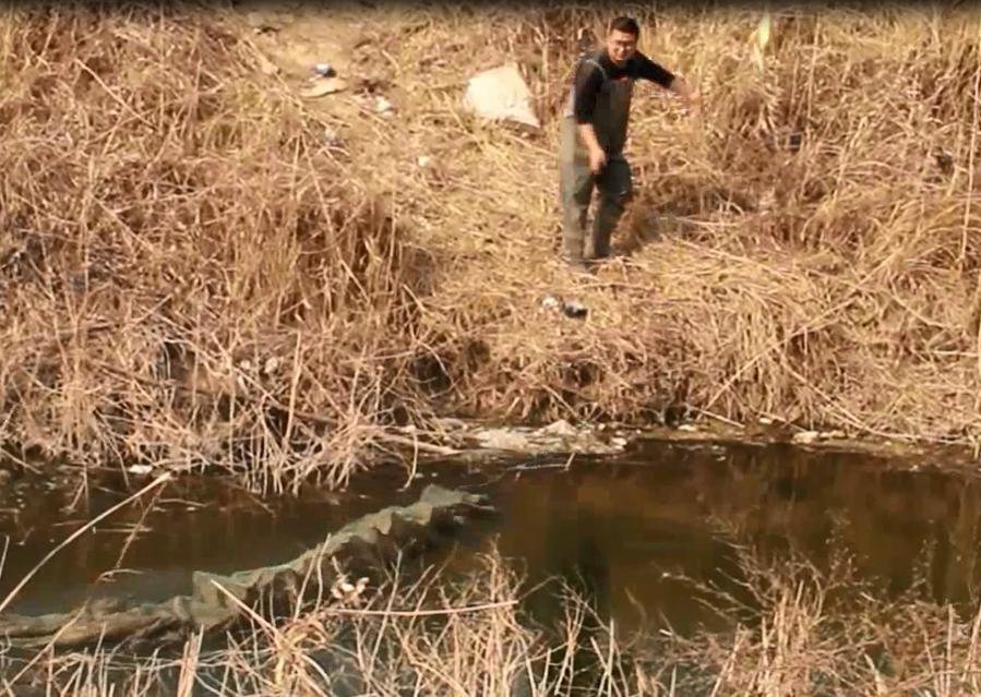 农村小伙在沙漠里做地笼,农村小伙去河里收地笼会怎么样