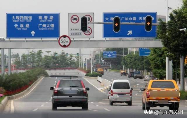 交通灯黄灯驶入停止线可以通行吗,信号灯变红车已经到路中间了