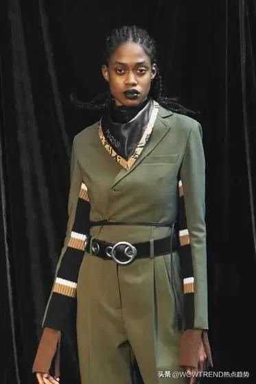 鍜枃鍤煎瓧琛ｆ湇,鍜枃鍤煎瓧2004