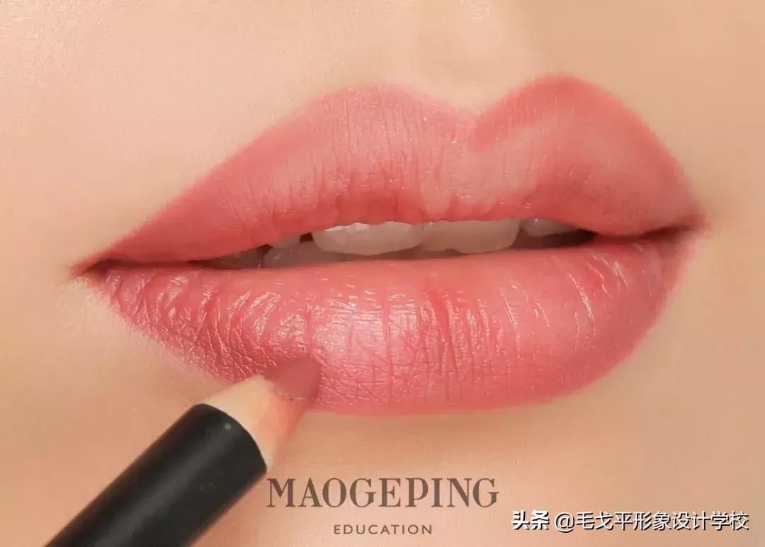 正确的涂口红方式你学会了吗 (这才是涂口红的正确打开方式)
