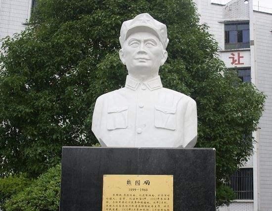 和*向前徐**是战友,革命不到一年就成省主席,为何20多年摆地摊生活