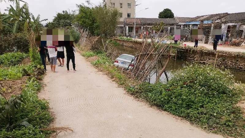 往前开，往鱼塘开！8年驾龄老司机的“翻车”过程