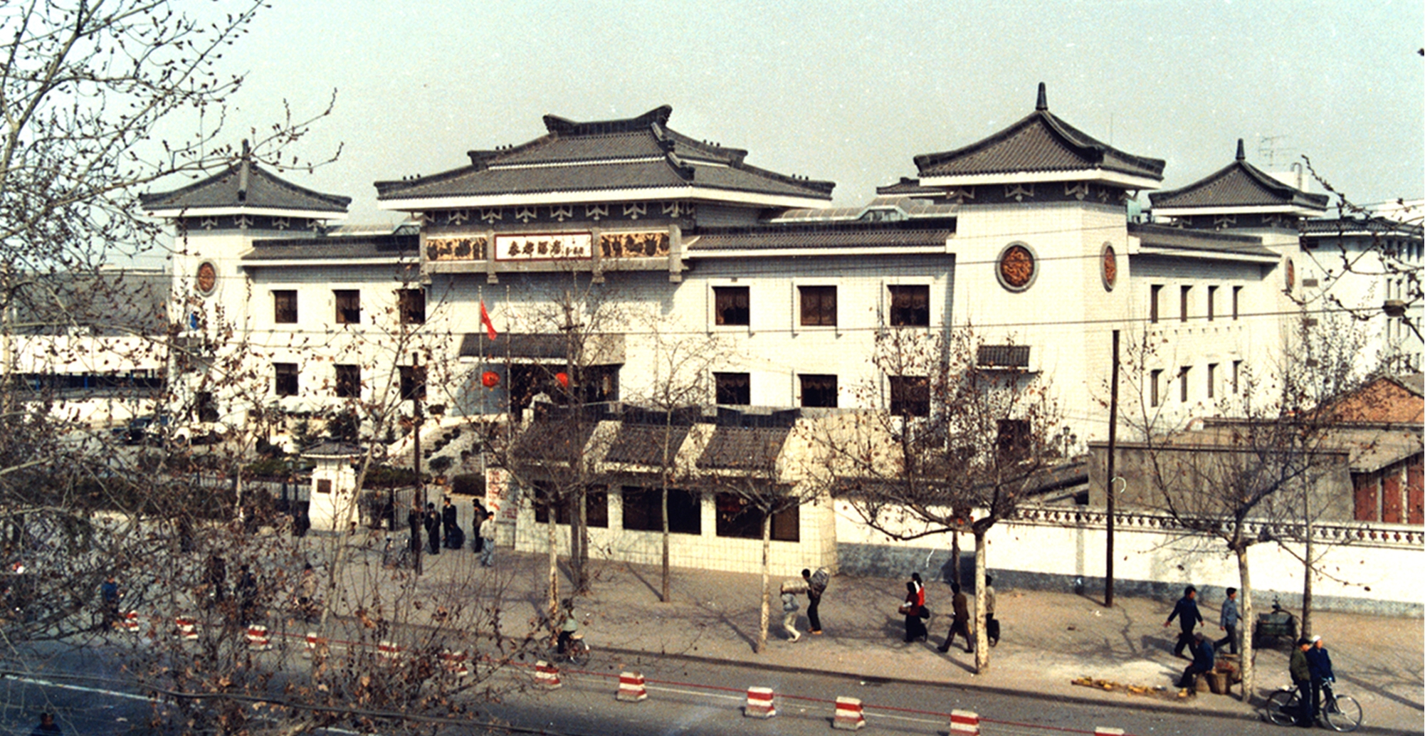 1994年，一个东北农民冒充张学良行骗，因腿上一道伤疤引起怀疑