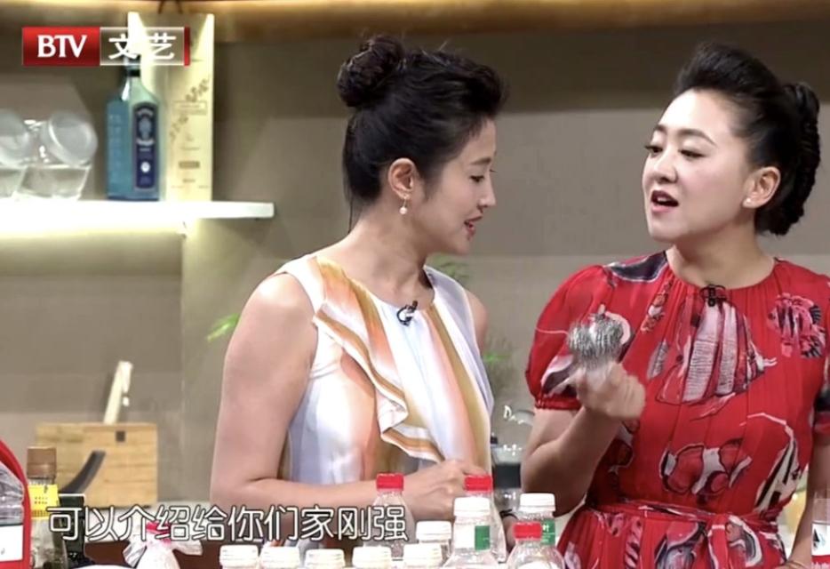 月亮姐姐李梓萌刚强春妮合照,春妮月亮姐姐李梓萌刚强同台