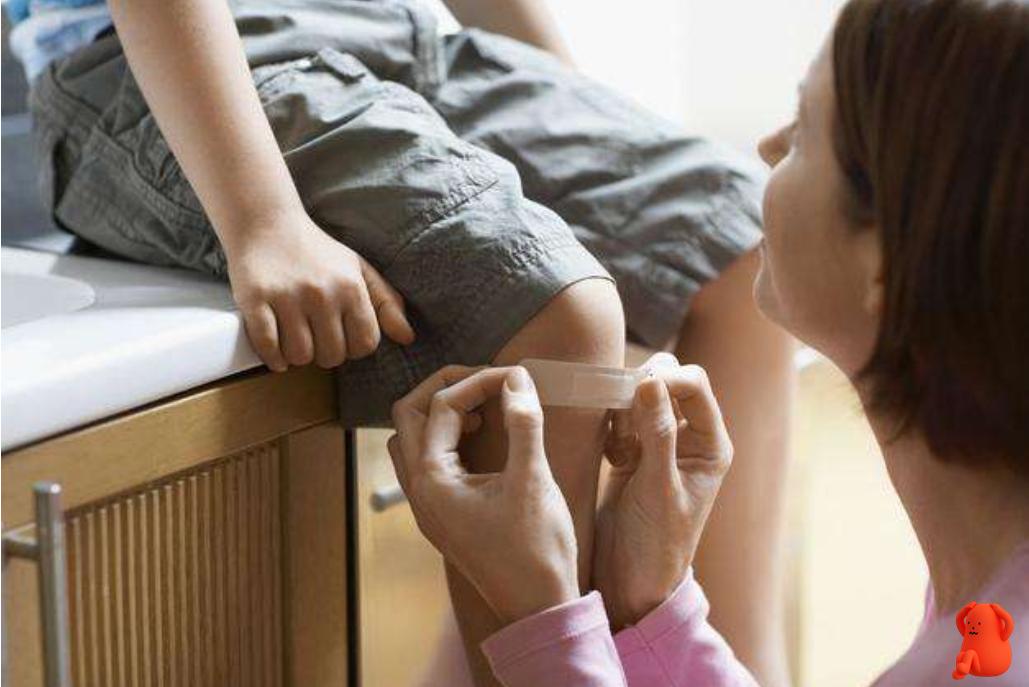 给孩子贴创可贴怎么不容易掉,小孩手受伤贴创可贴好还是不贴好