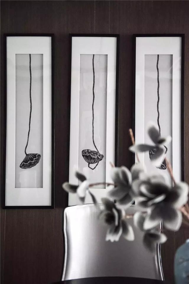 128㎡新中式装修，客厅搭配黑色皮沙发，既时尚又上档次