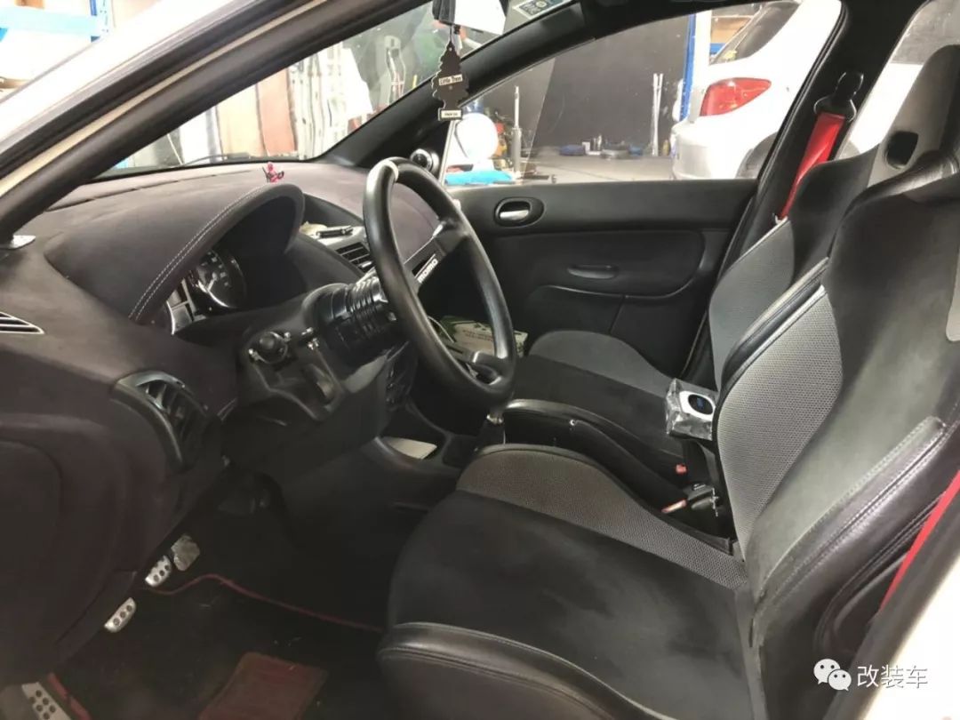 改装也疯狂黑武士标致207的蜕变,08年标致207还能值多少钱